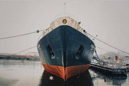 Sanctioned Russian Tanker Grounds in Suez Canal